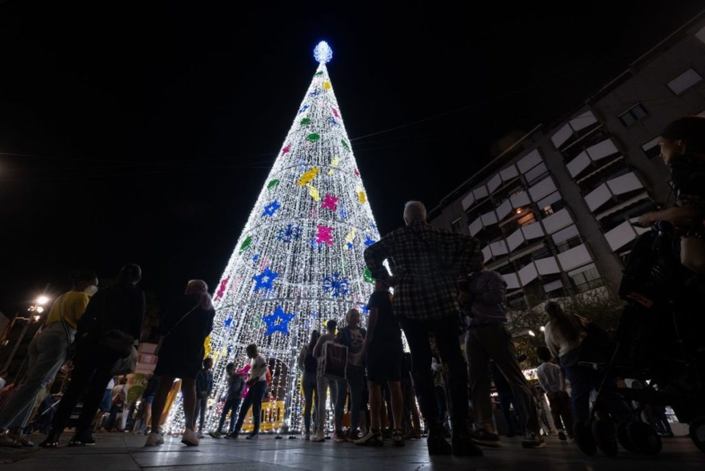 Un árbol de Navidad, de menos dimensiones, que adornó las calles de la capital durante las pasadas navidades. Fran Pallero
