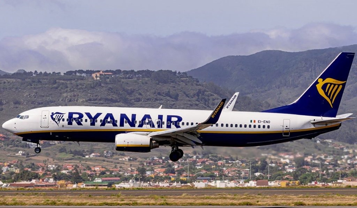 Las aerolíneas de bajo coste se lanzan a absorber el millón de asientos que deja Ryanair en Canarias
