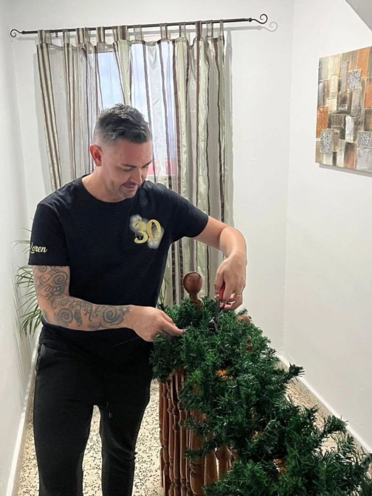 Lorenzo Barroso prepara el decorado de este año. Facebook
