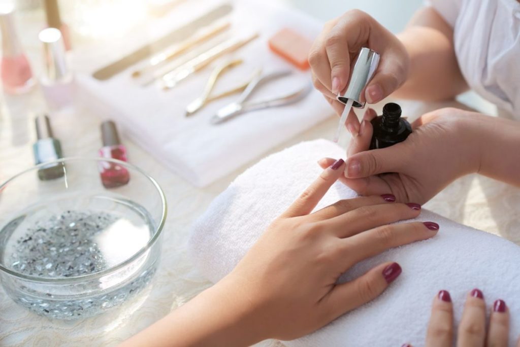 Prohíben en España una sustancia usado en pinturas de uñas por riesgo para la salud