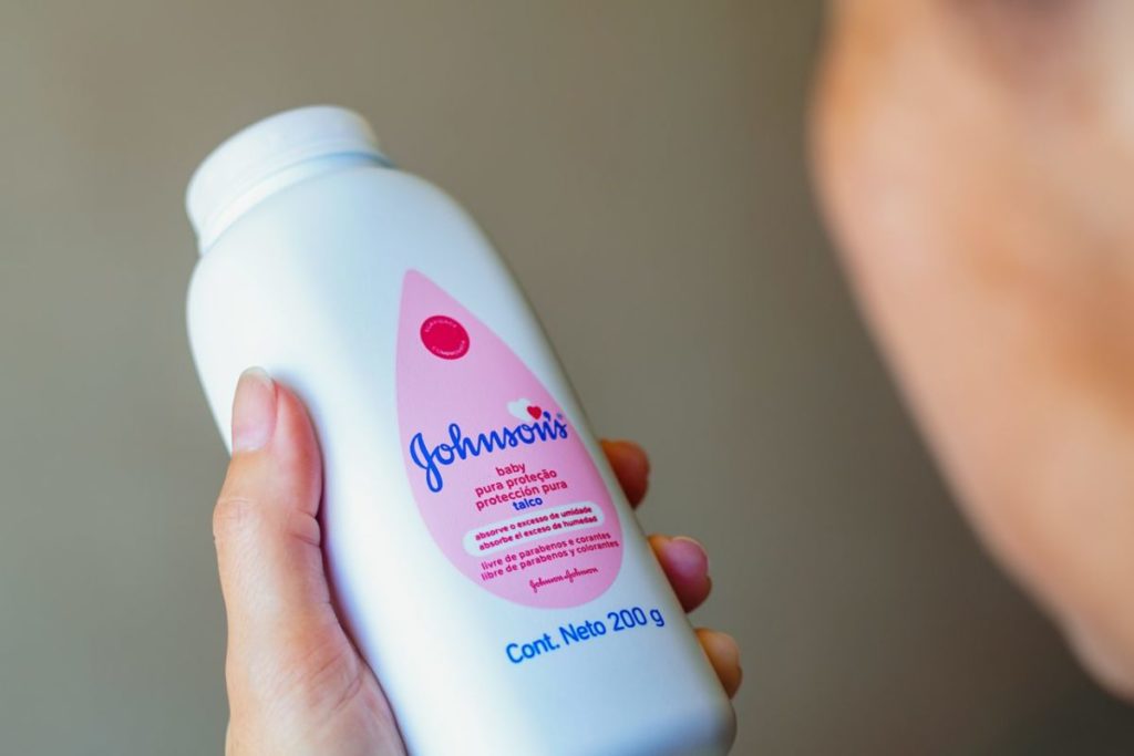 Miles de personas denuncian a J&J por vender talco para bebé con un tóxico cancerígeno