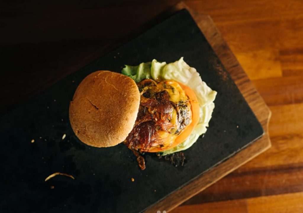 El restaurante de Tenerife con un horno que alcanza los 800 grados y que conquista a los amantes de la carne