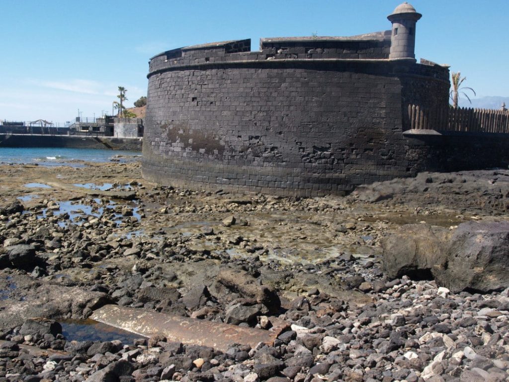 La ciudad canaria bordeada por cuatro históricos castillos