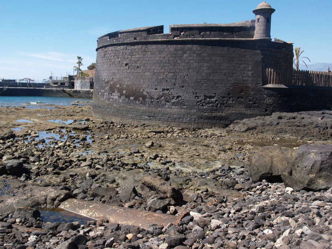 La ciudad canaria bordeada por cuatro históricos castillos