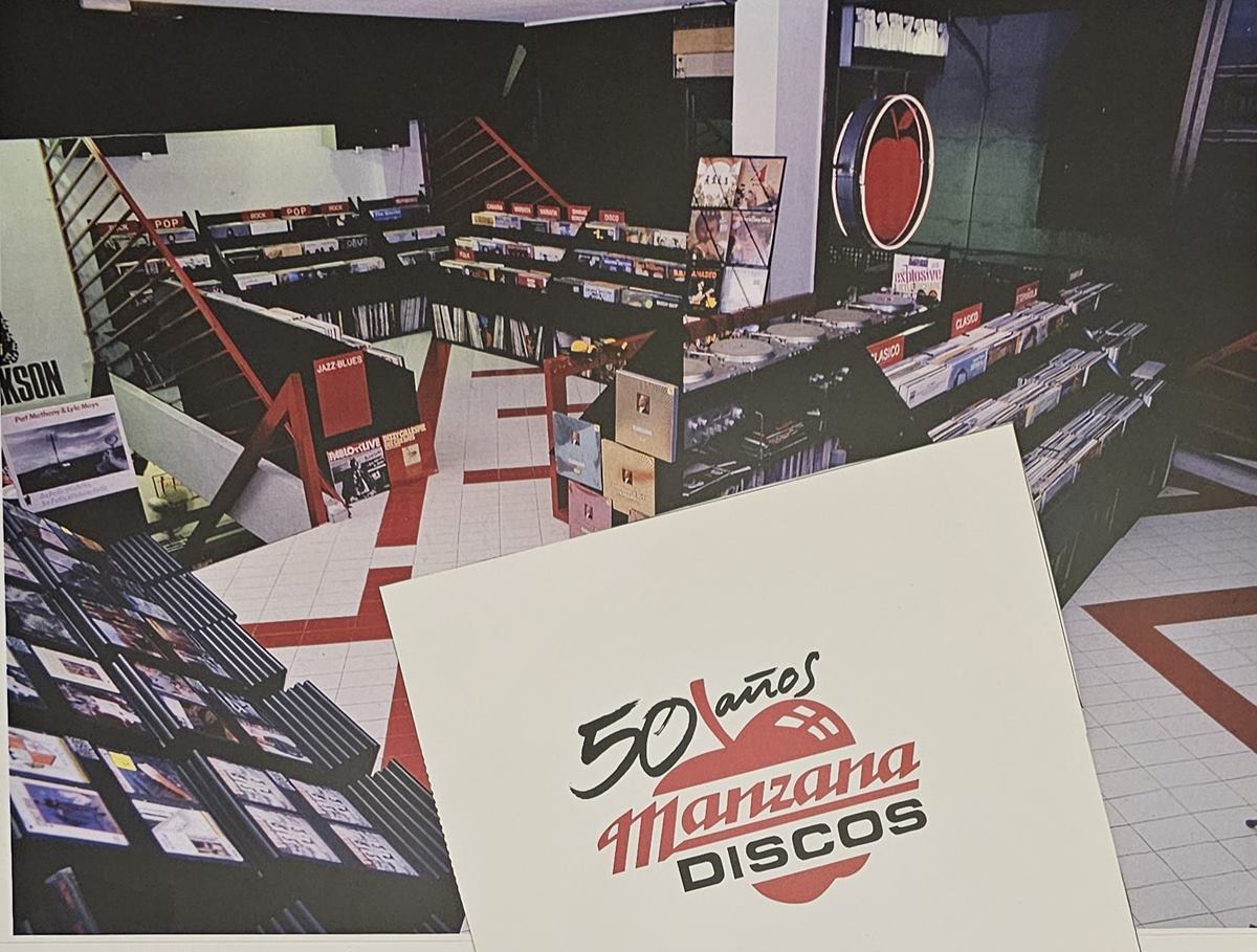 Y en eso llegó Manzana: el libro que recuerda a la cadena de tiendas que revolucionó la música en Canarias hace 50 años