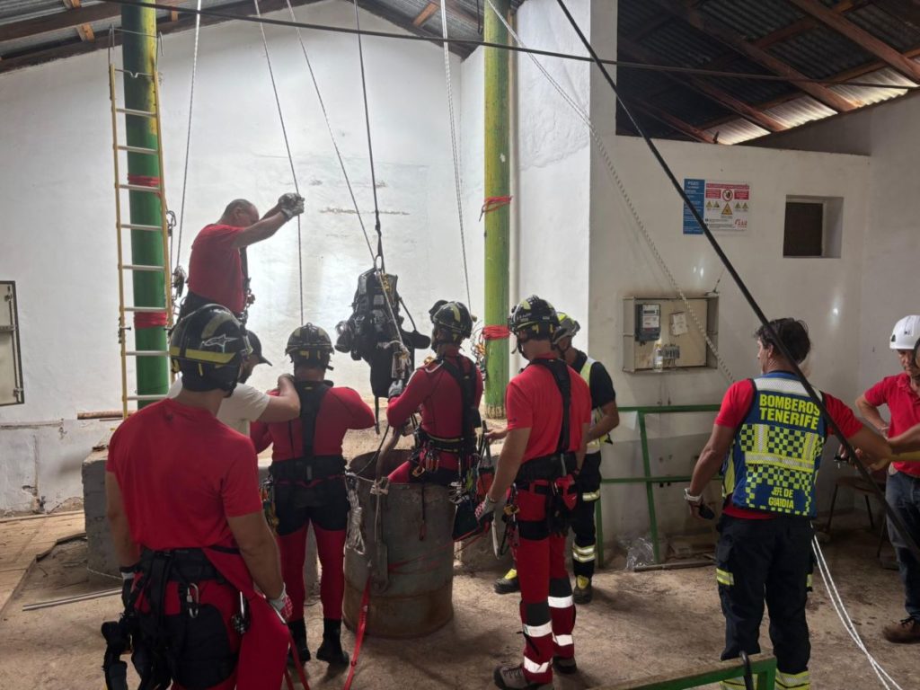 Un rescate a 126 metros de profundidad en Tenerife. Bomberos de Tenerife