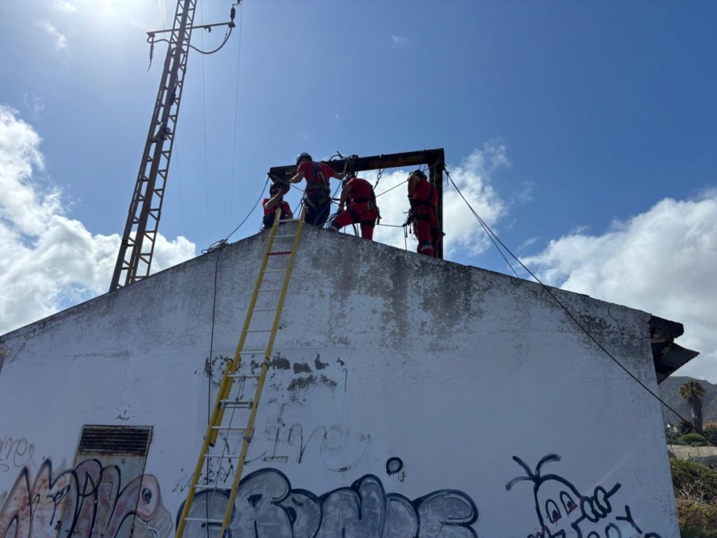 Un rescate a 126 metros de profundidad en Tenerife. Bomberos de Tenerife