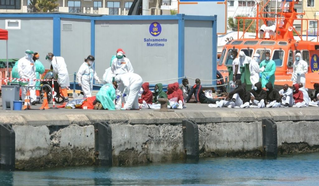 Personal de Salvamar Alpheratz atienden a migrantes procedentes de un cayuco en el Puerto de los Cristianos - Archivo Europa Press