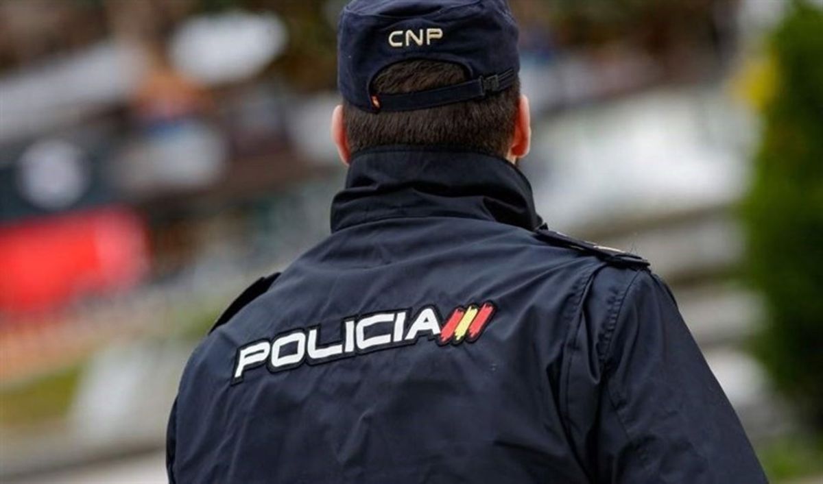 La Policía Nacional la pilla vendiendo droga en su coche en Santa Cruz de Tenerife