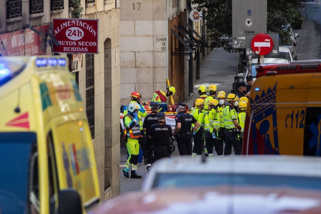 Cuatro desaparecidos en el derrumbe de un edificio en Madrid
