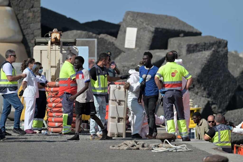 El Gobierno asegura que cumplirá el auto del Supremo y pide a Canarias los expedientes para trasladar a menores migrantes
