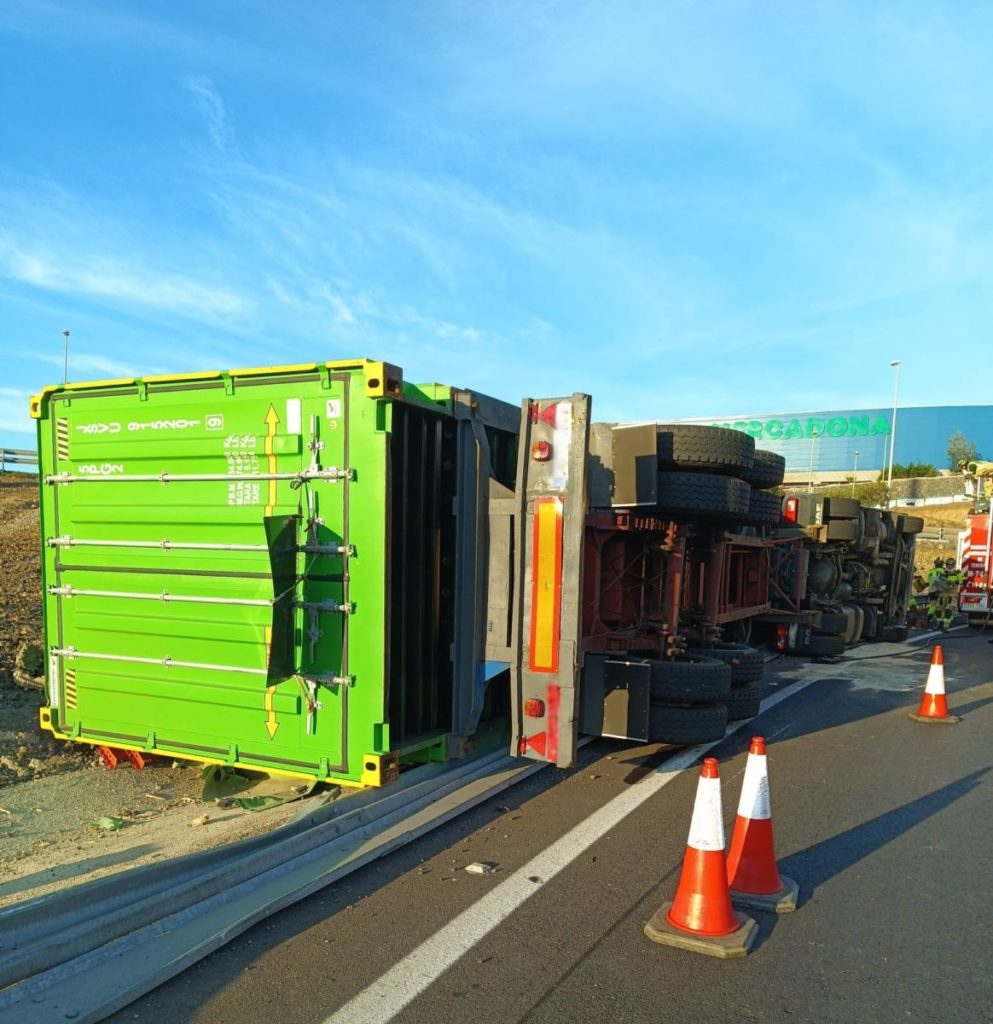 El 112 actualiza la información sobre el aparatoso accidente en la TF-2