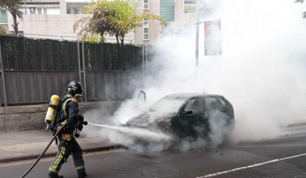 Arden dos coches en Santa Cruz de Tenerife
