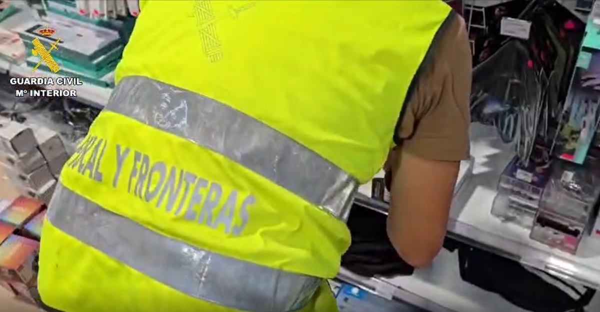 La Guardia Civil incauta más de 370 dispositivos electrónicos en dos conocidas tiendas de Tenerife