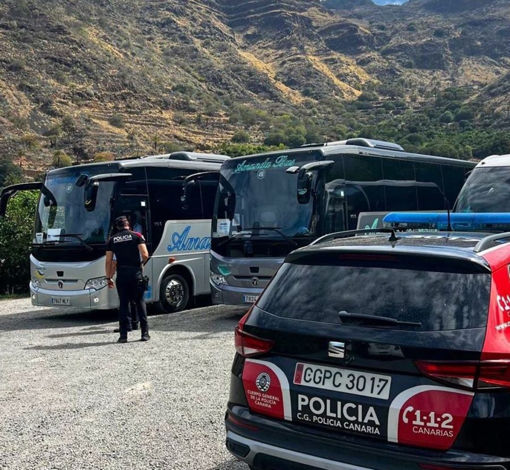 Pillan durante su trabajo a dos falsos guías turísticos en Canarias