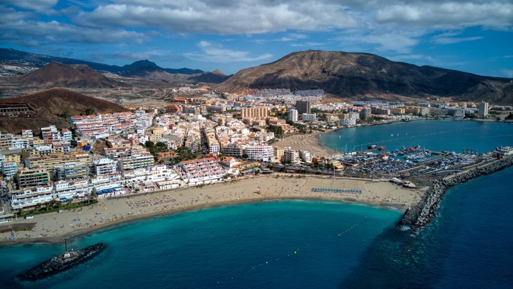 Salvan la vida a una mujer en una playa del sur de Tenerife