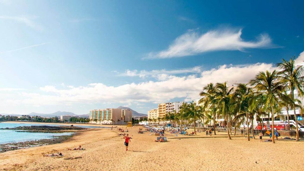 Reabierta al baño la playa cerrada en Canarias por vertidos