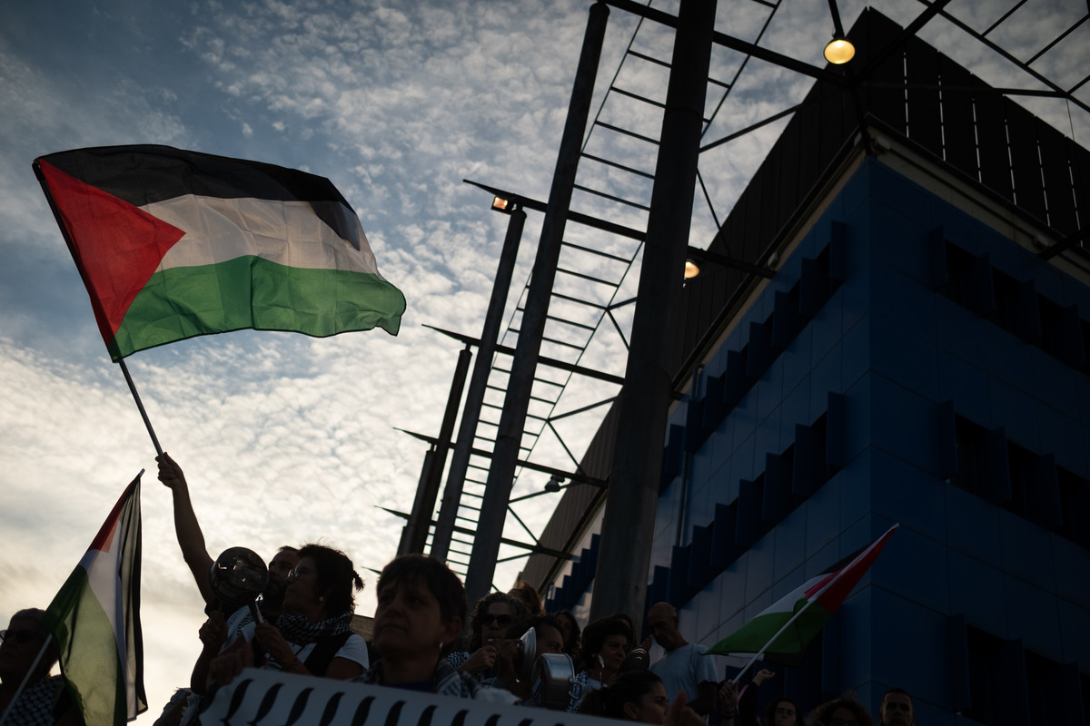 Más de 100 personas protestan contra el partido del equipo israelí Bnei Herzliya en La Laguna. Fran Pallero