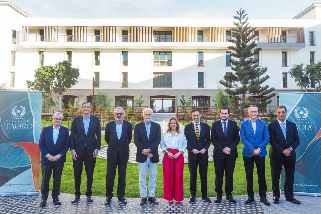 Las autoridades y representantes del Grupo Timón posan a la entrada. 