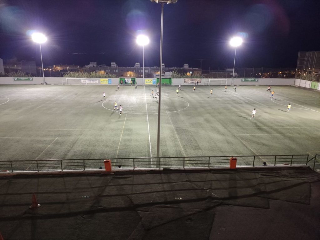 Un club de fútbol de Tenerife denuncia una "brutal agresión" del presidente del CD Sobradillo a uno de sus jugadores: "Casi fue asfixiado"