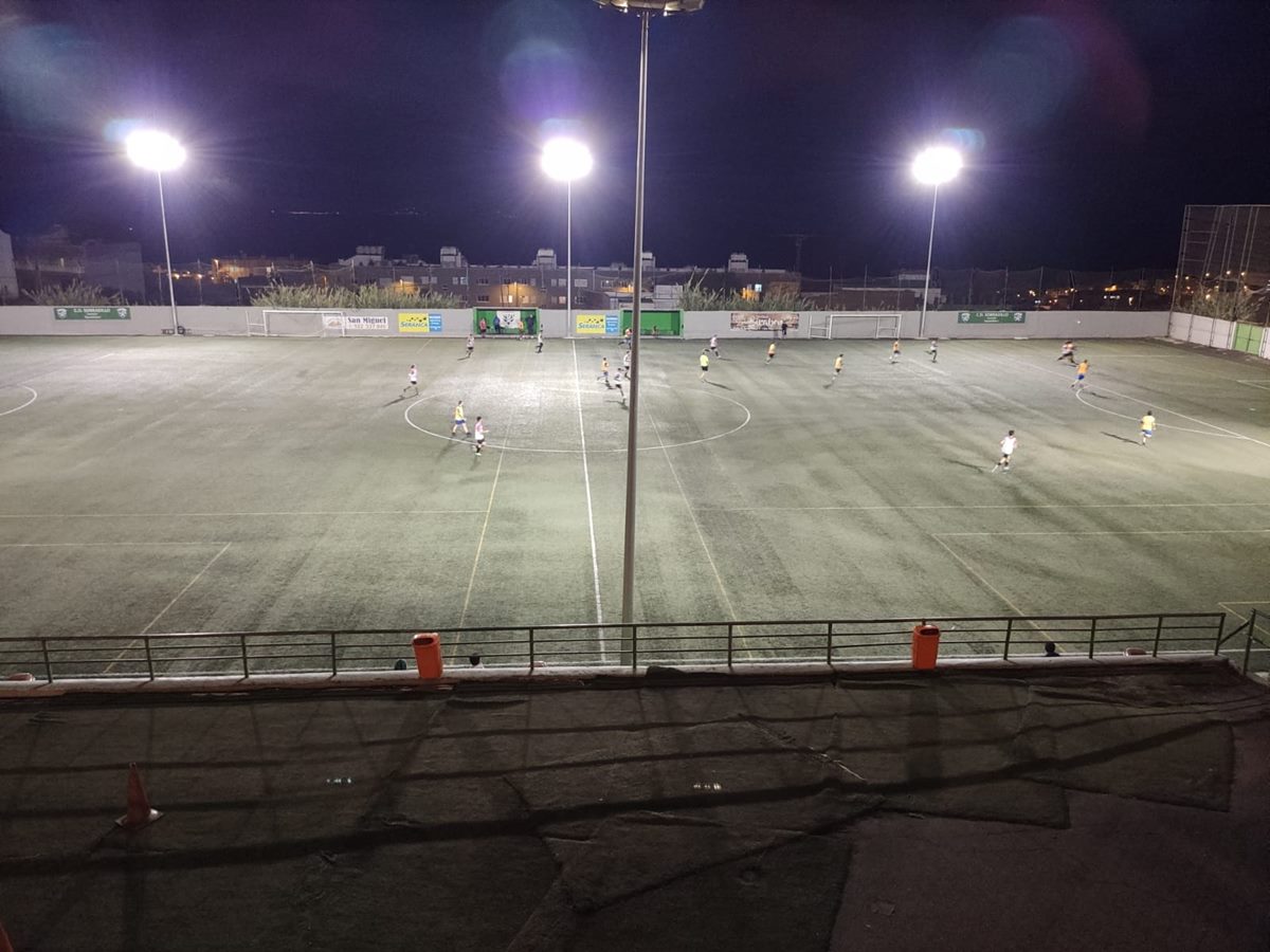 Un club de fútbol de Tenerife denuncia una "brutal agresión" del presidente del CD Sobradillo a uno de sus jugadores: "Casi fue asfixiado"