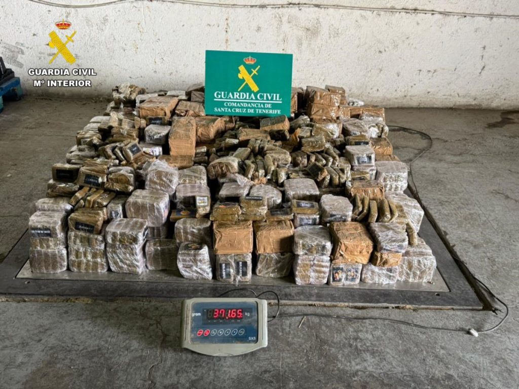Todo lo que se sabe del 'misterioso' furgón interceptado en la TF-1: la Guardia Civil sigue sin dar crédito