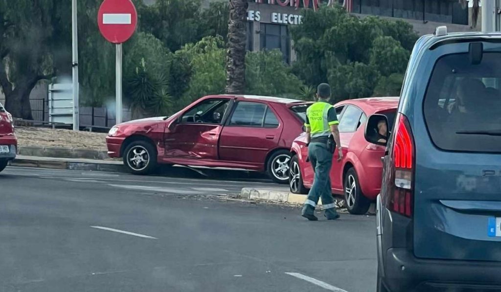 Un accidente en La Laguna provoca retenciones en el tráfico. DA