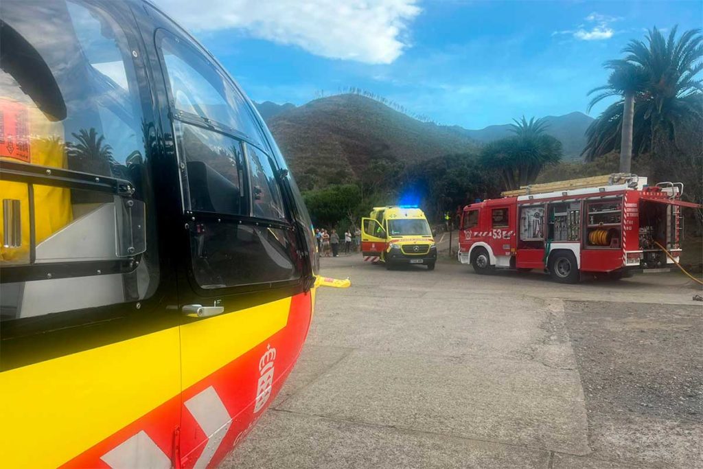 Un conductor, en estado crítico tras volcar su coche en Tenerife