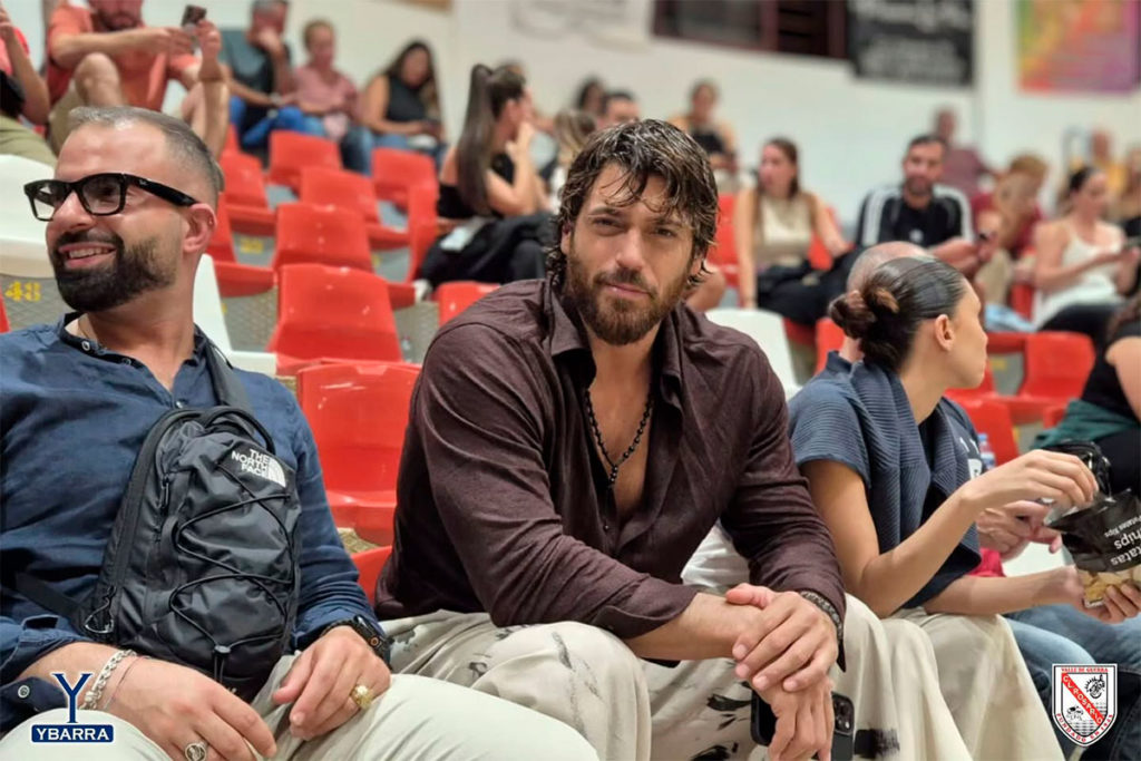 El actor turco Can Yaman vive la tradición canaria y asiste a una luchada en Tenerife