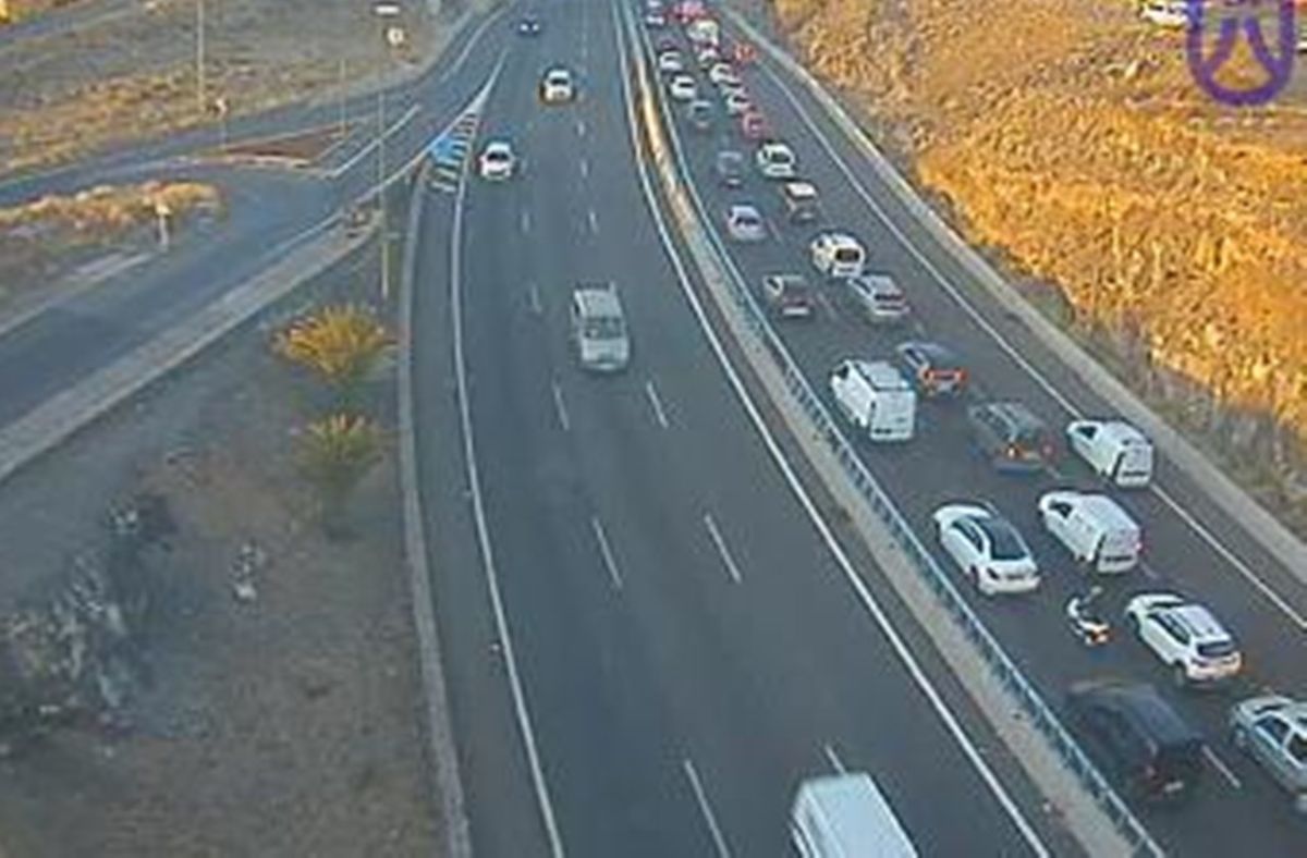 Vuelca un camión en un accidente en Tenerife