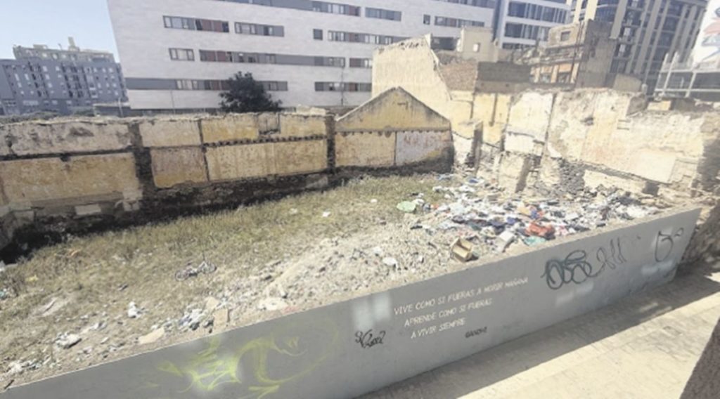 Solar en la calle Monteverde de la capital que fue denunciado por los vecinos por la basura acumulada y que el Ayuntamiento ya ha limpiado y cerrado. DA