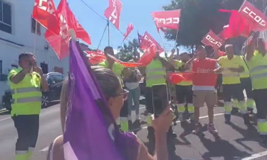 Los trabajadores de Urbaser advierten de una huelga en Navidad en el norte de Tenerife: "No somos esclavos, solo padres de familia