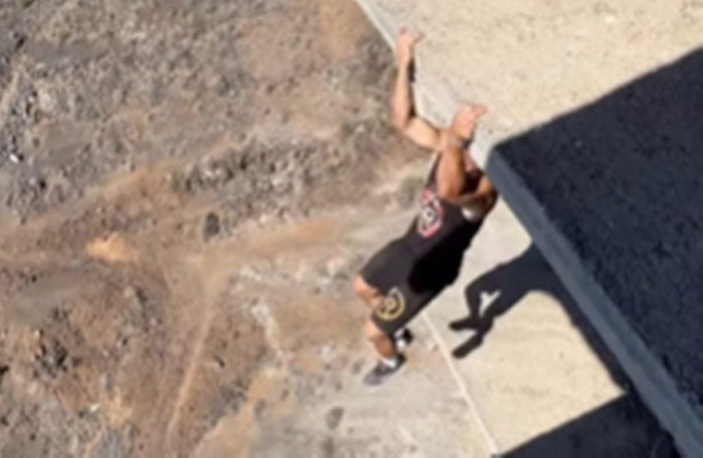 Nueva temeridad en Tenerife: se juega la vida en descenso 'parkour' en el mamotreto de Añaza