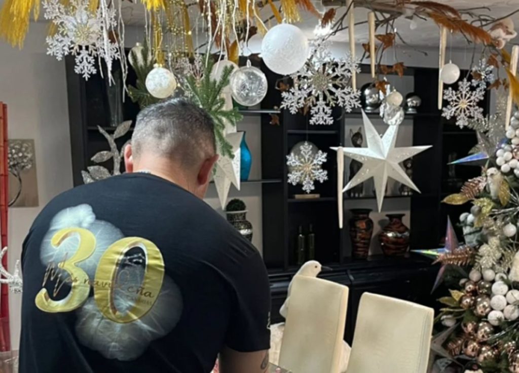 Lorenzo Barroso prepara el decorado de este año. Facebook