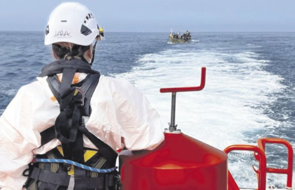 Imagen del rescate de un cayuco por parte de Salvamento Marítimo en aguas del Archipiélago.
