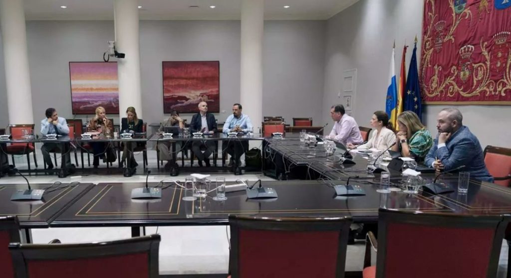 Rotunda repulsa en el Parlamento a los bulos lanzados contra los migrantes por un portavoz de Vox