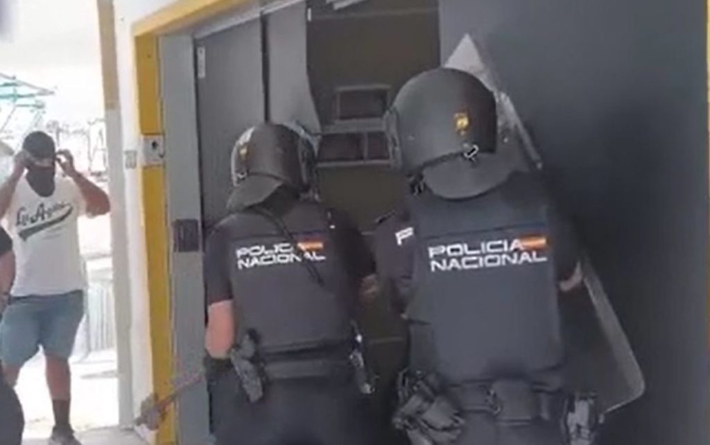 La Policía Nacional irrumpe a martillazos en varios locales del sur de Tenerife