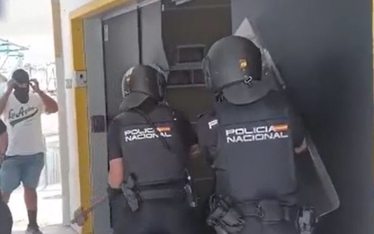 La Policía Nacional irrumpe a martillazos en varios locales del sur de Tenerife