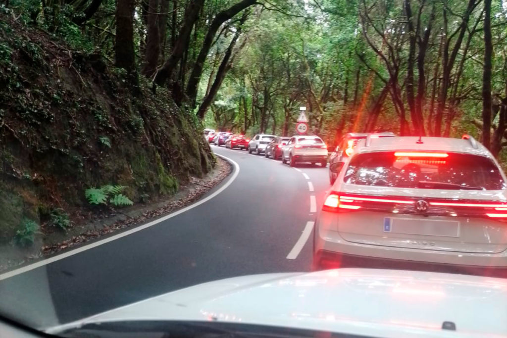 Colas de tráfico en el parque rural de Anaga.