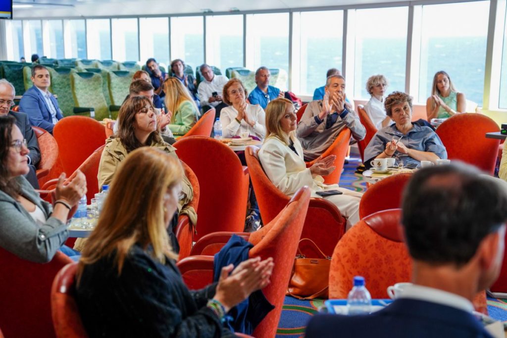 Fred. Olsen Express organiza una jornada sobre la protección de cetáceos