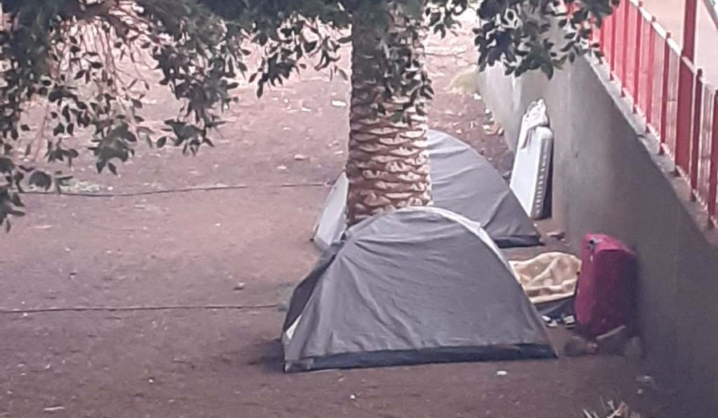 Los vecinos de Azorín denuncian un ‘camping’ de sinhogares en el barrio