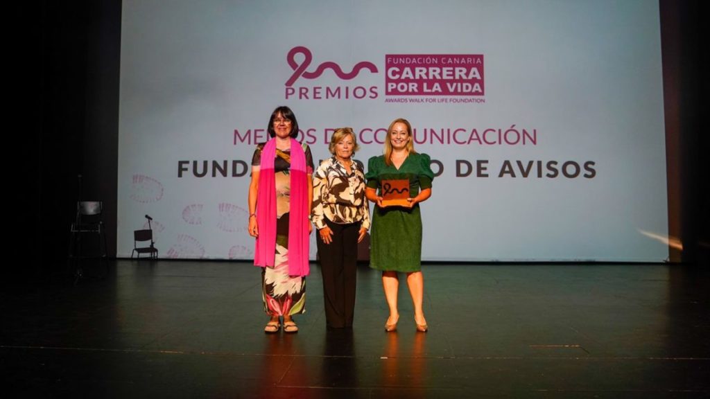 Priscila González, directora de proyectos de la Fundación Diario de Avisos, recibe el Premio.