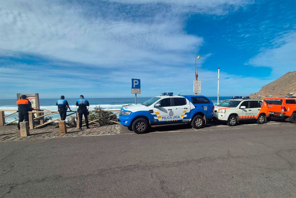 Surfistas y pescadores rescatan en Tenerife a seis bañistas en apuros