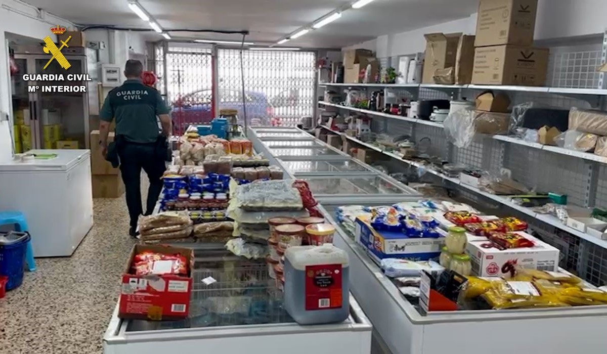 Intervienen cerca de 600 alimentos caducados en un comercio de Canarias. Guardia Civil