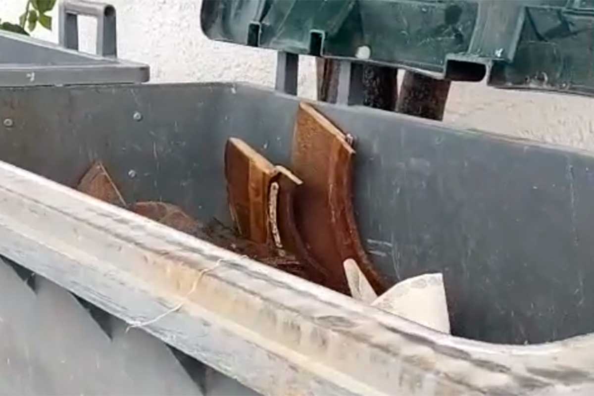 Hallan restos de un féretro en un contenedor del cementerio de San Juan de la Rambla