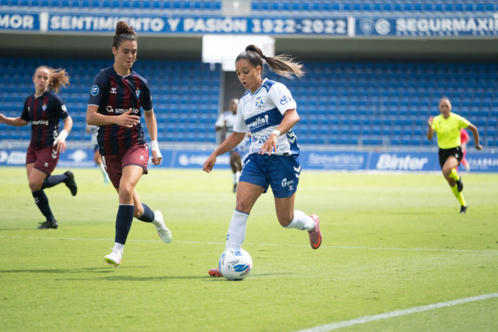 Sakina Ouzraoui, futbolista del Costa Adeje Tenerife: "Queda mucho para el final de la temporada, y no pienso en nada relacionado con mi futuro”