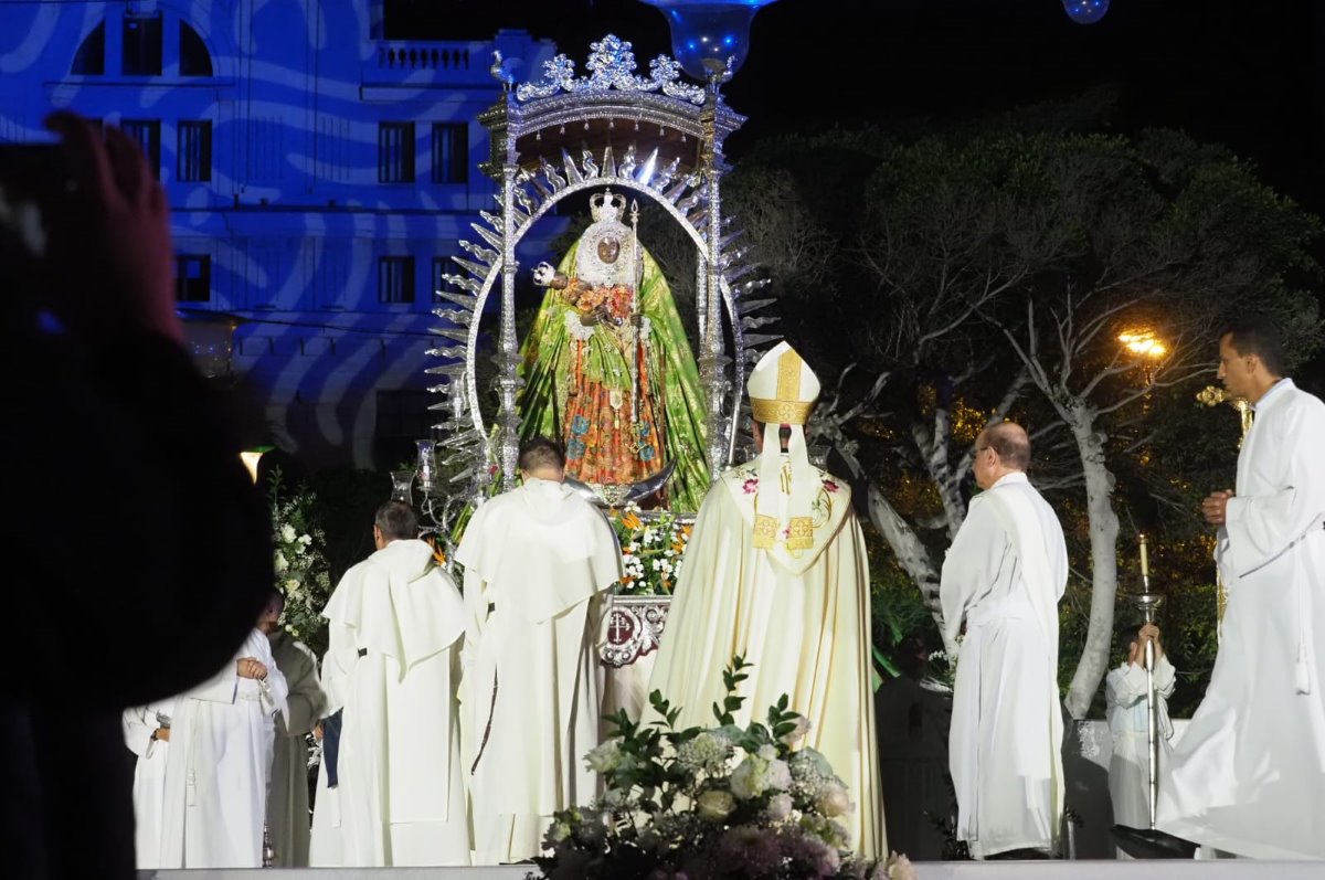 La imagen de La Candelaria llega a Santa Cruz tras una peregrinación multitudinaria