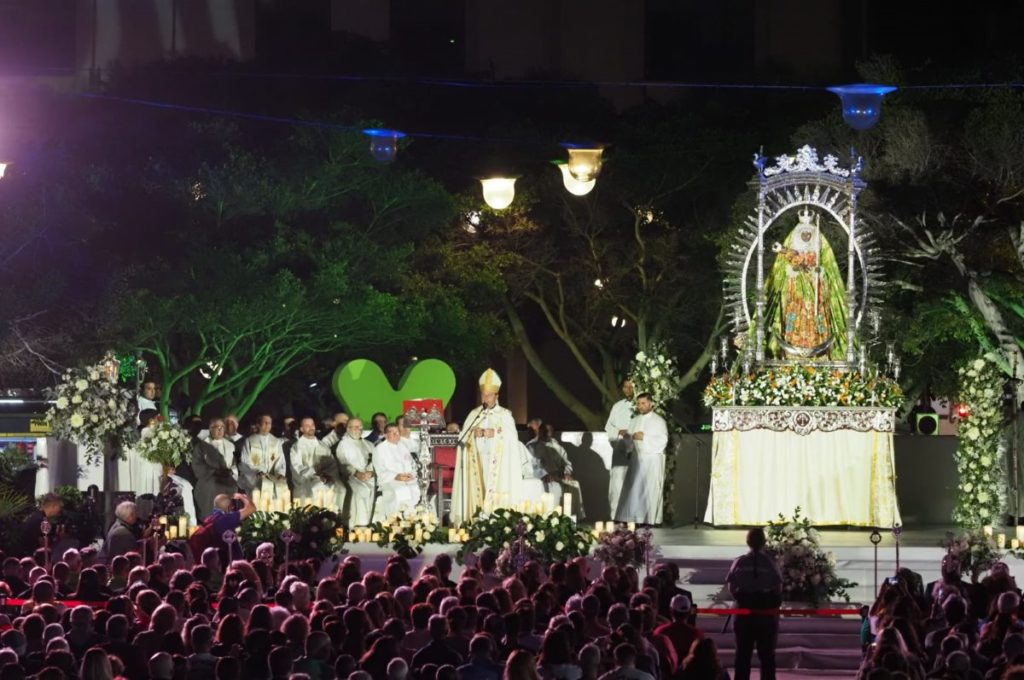 La imagen de La Candelaria llega a Santa Cruz tras una peregrinación multitudinaria