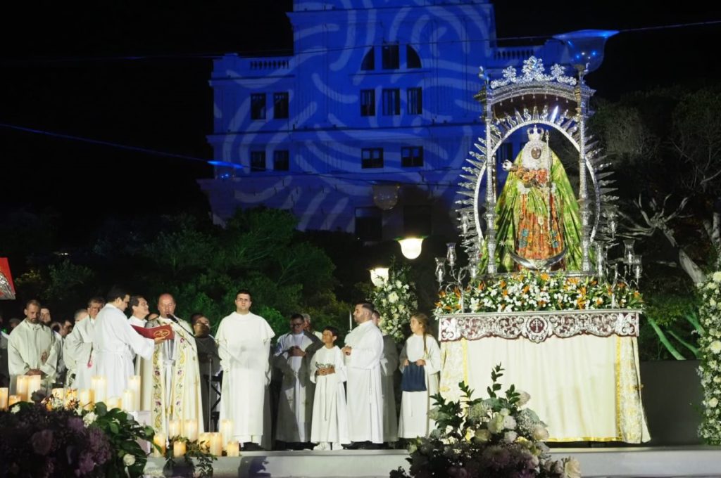 La imagen de La Candelaria llega a Santa Cruz tras una peregrinación multitudinaria