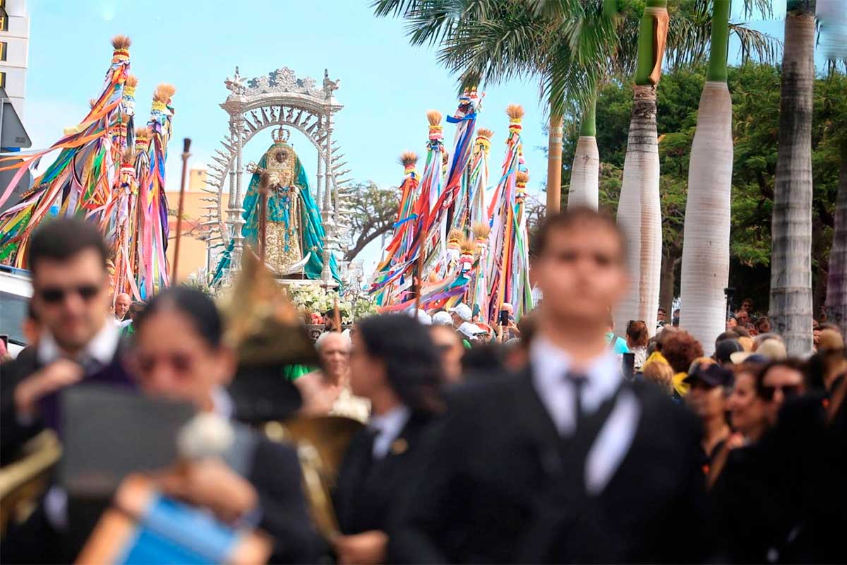 La Virgen de Candelaria ya se encuentra en su Basílica tras una visita histórica a Santa Cruz